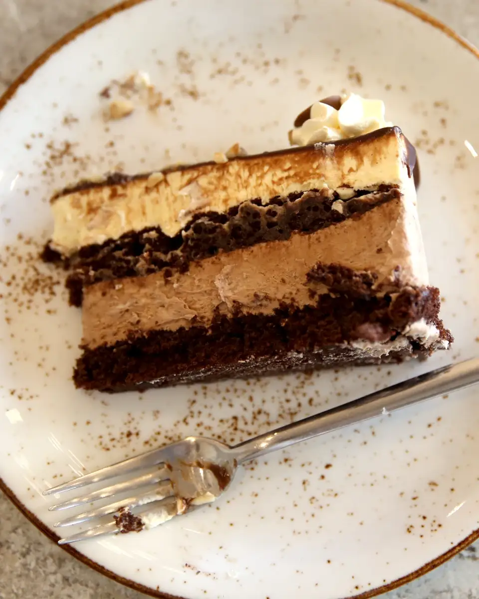 Parče torte Pelivan sa čokoladno-vanilastom kremom na tanjiru, Poslastičarnica Pelivan