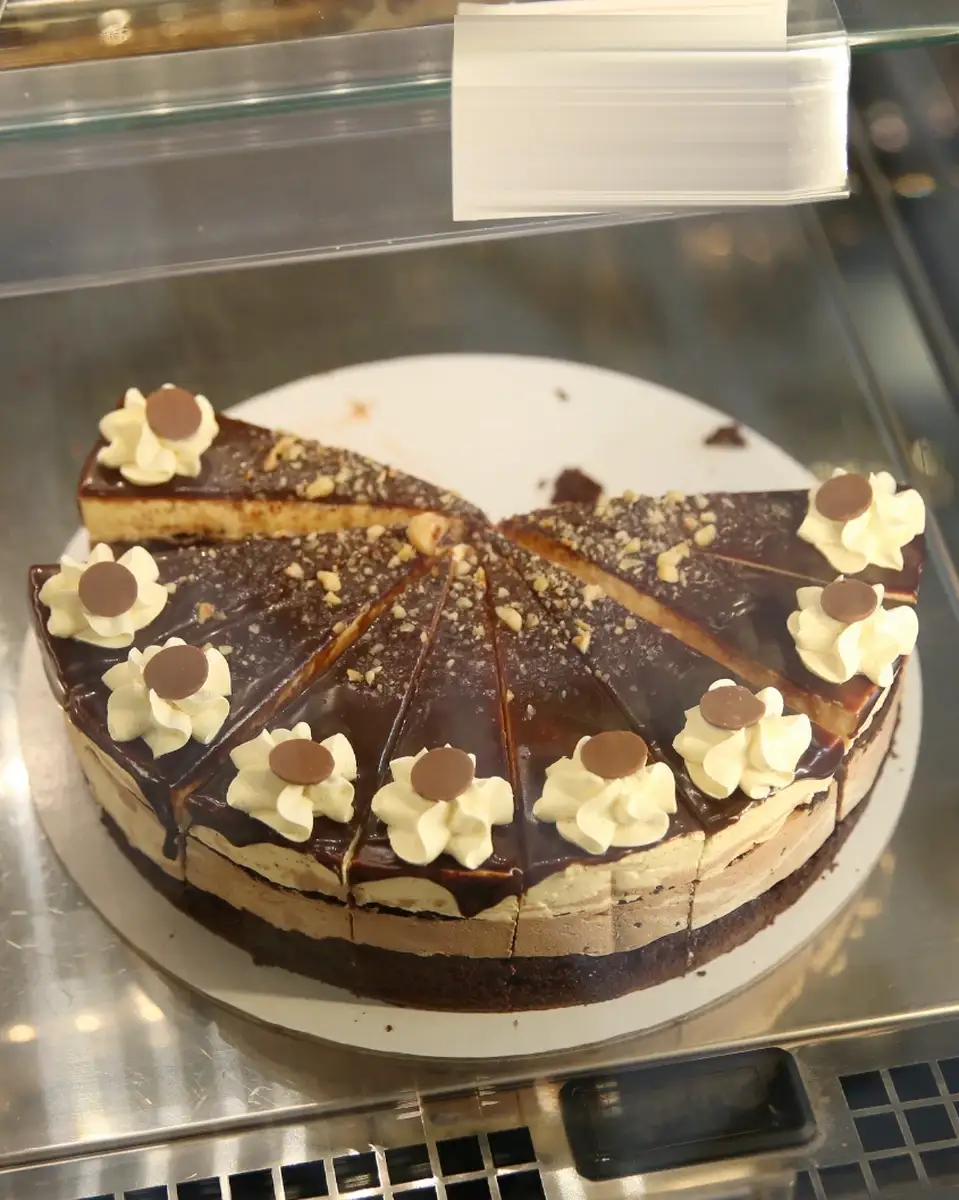 Torta Pelivan izložena u vitrini Poslastičarnice Pelivan na Bulevaru kralja Aleksandra