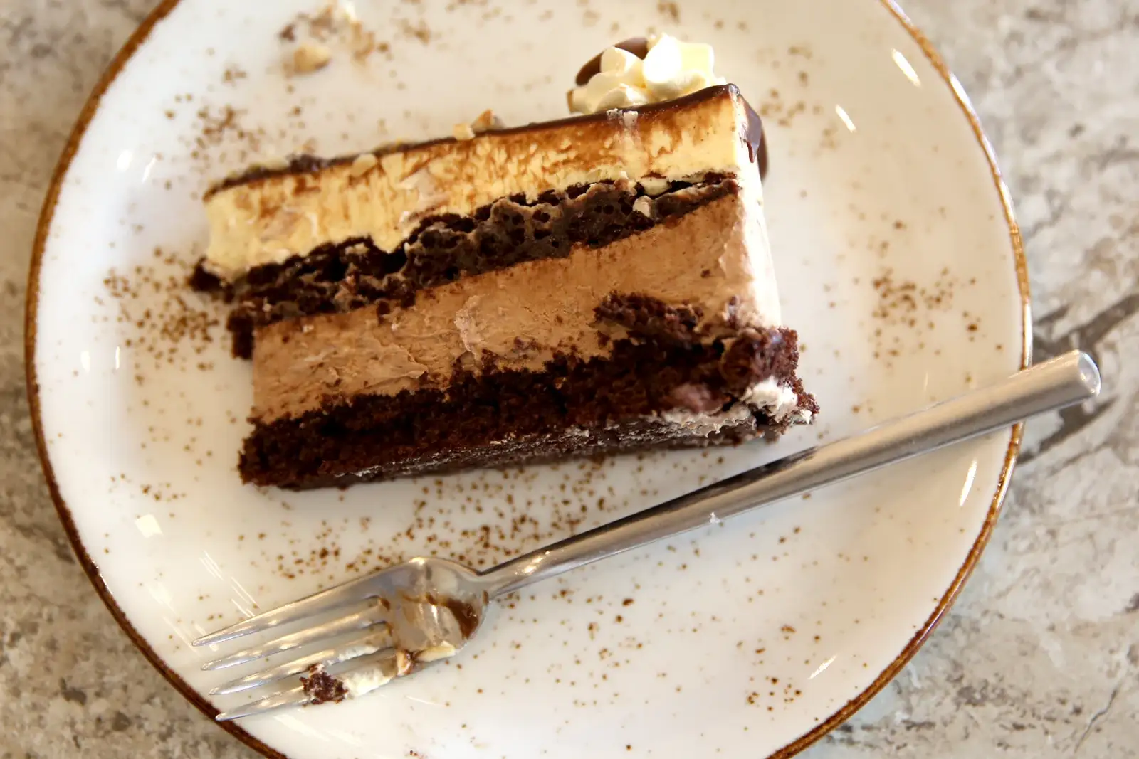 Presek torte Pelivan sa slojevima kreme i biskvita, Poslastičarnica Pelivan Beograd